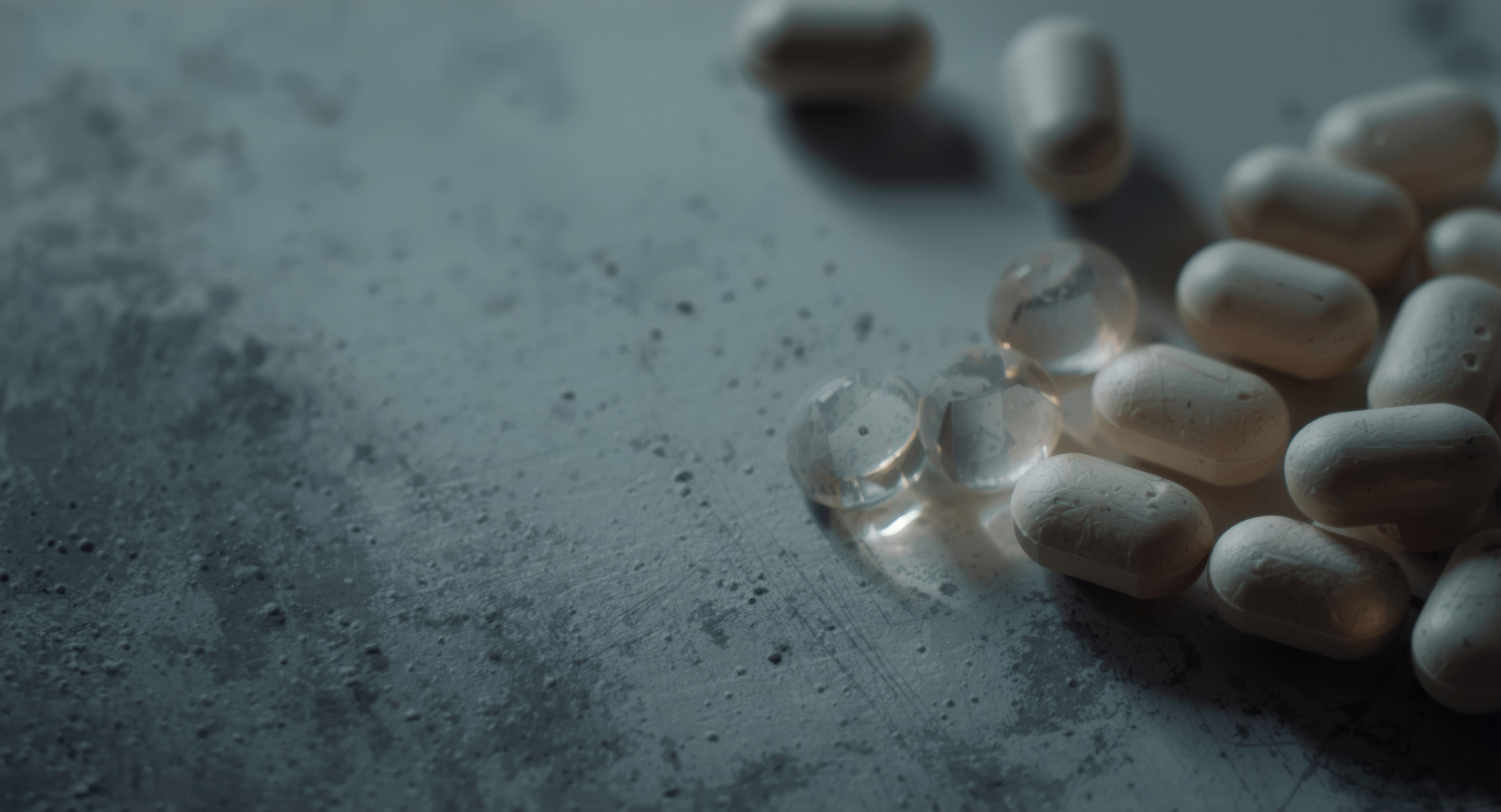 Nahaufnahme mehrerer weißer Tabletten und transparenter Gelkapseln auf einer dunklen, strukturierten Oberfläche. Die Medikamente liegen auf der rechten Bildseite, während die linke Seite freien Raum bietet. Die gedämpfte Beleuchtung und die geringe Tiefenschärfe lenken den Fokus auf die Arzneimittel.