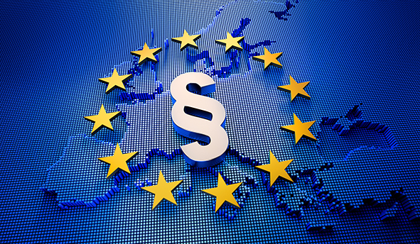 Symbolische Darstellung des europäischen Rechtsrahmens: Ein Paragrafenzeichen (§) ist von den zwölf Sternen der Europäischen Union umgeben und über einer Karte Europas dargestellt. Die Grafik steht für EU-Gesetzgebung, Regulierung, Compliance und rechtliche Vorgaben auf europäischer Ebene.