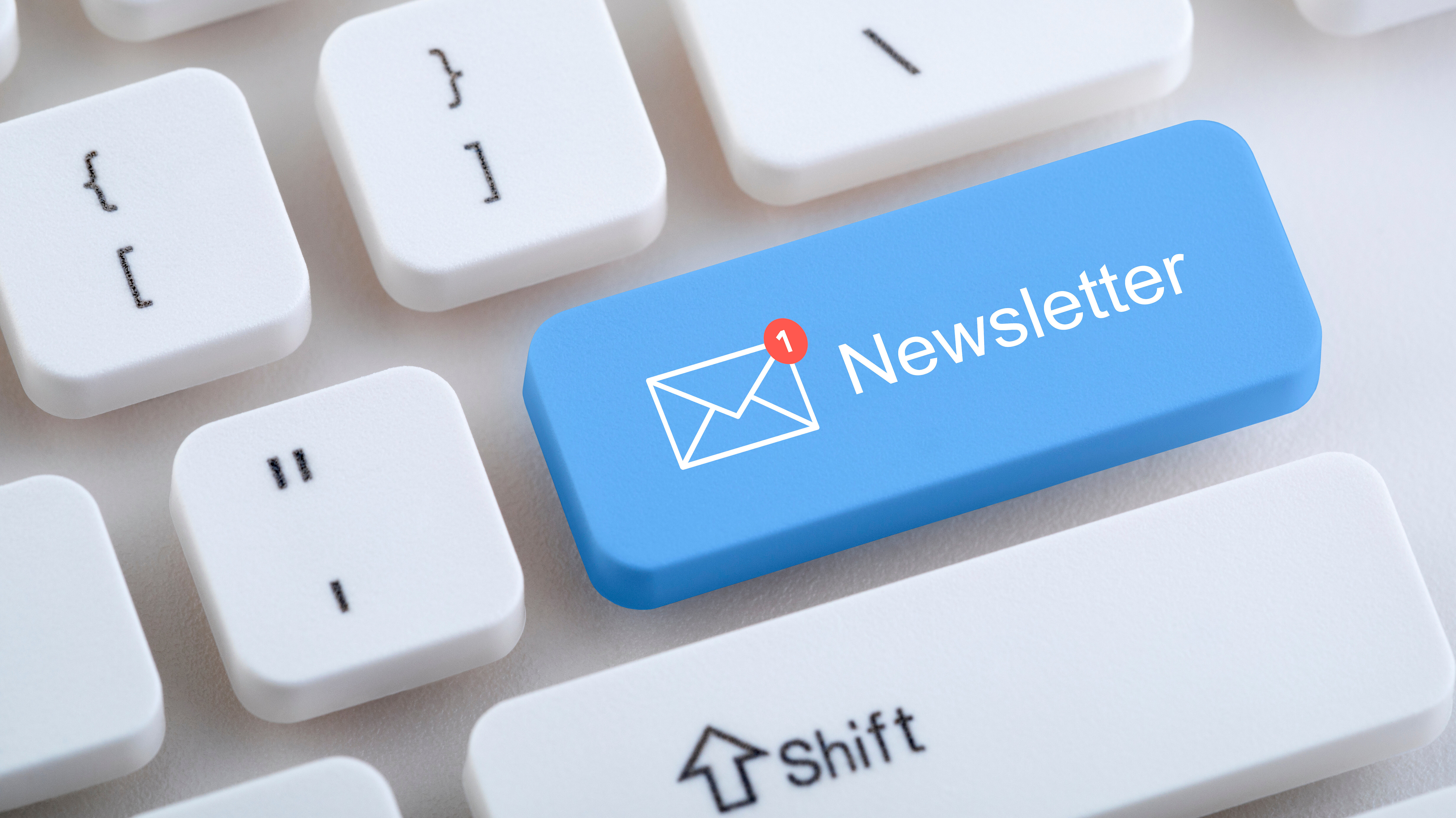 Computertastatur mit hervorgehobener „Newsletter“-Taste und E-Mail-Symbol.