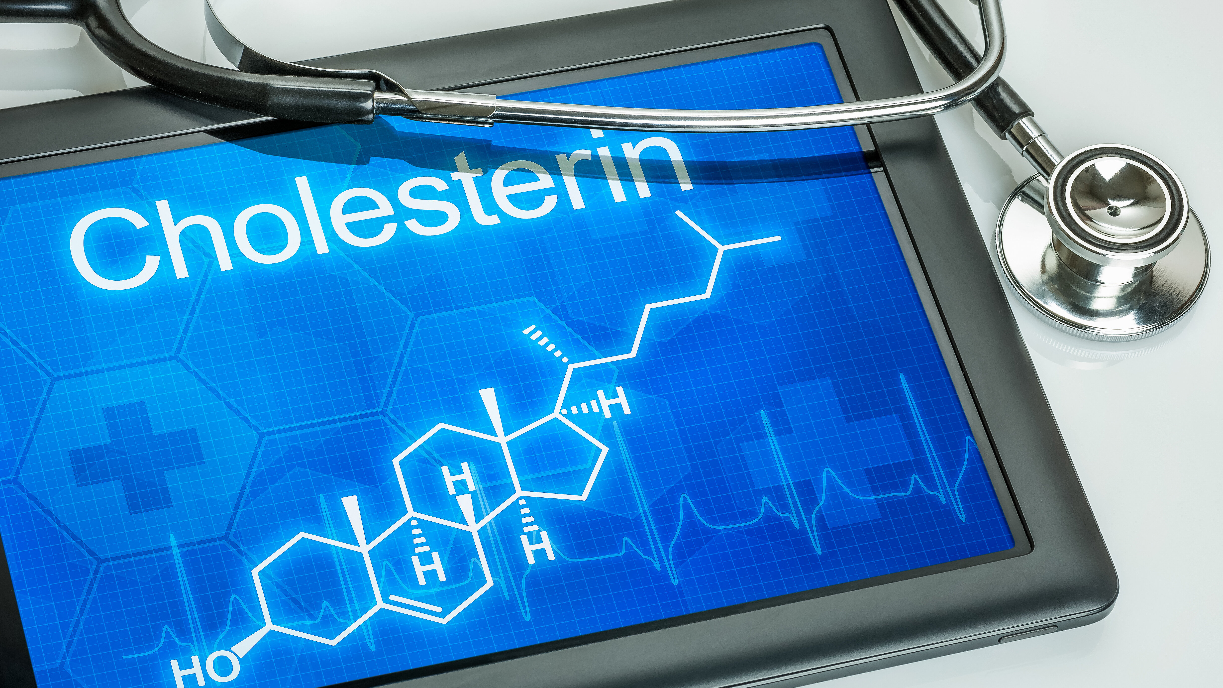 Tablet mit Darstellung der Cholesterin-Strukturformel und Stethoskop als Symbol für Herz-Kreislauf-Gesundheit und Cholesterinmanagement.