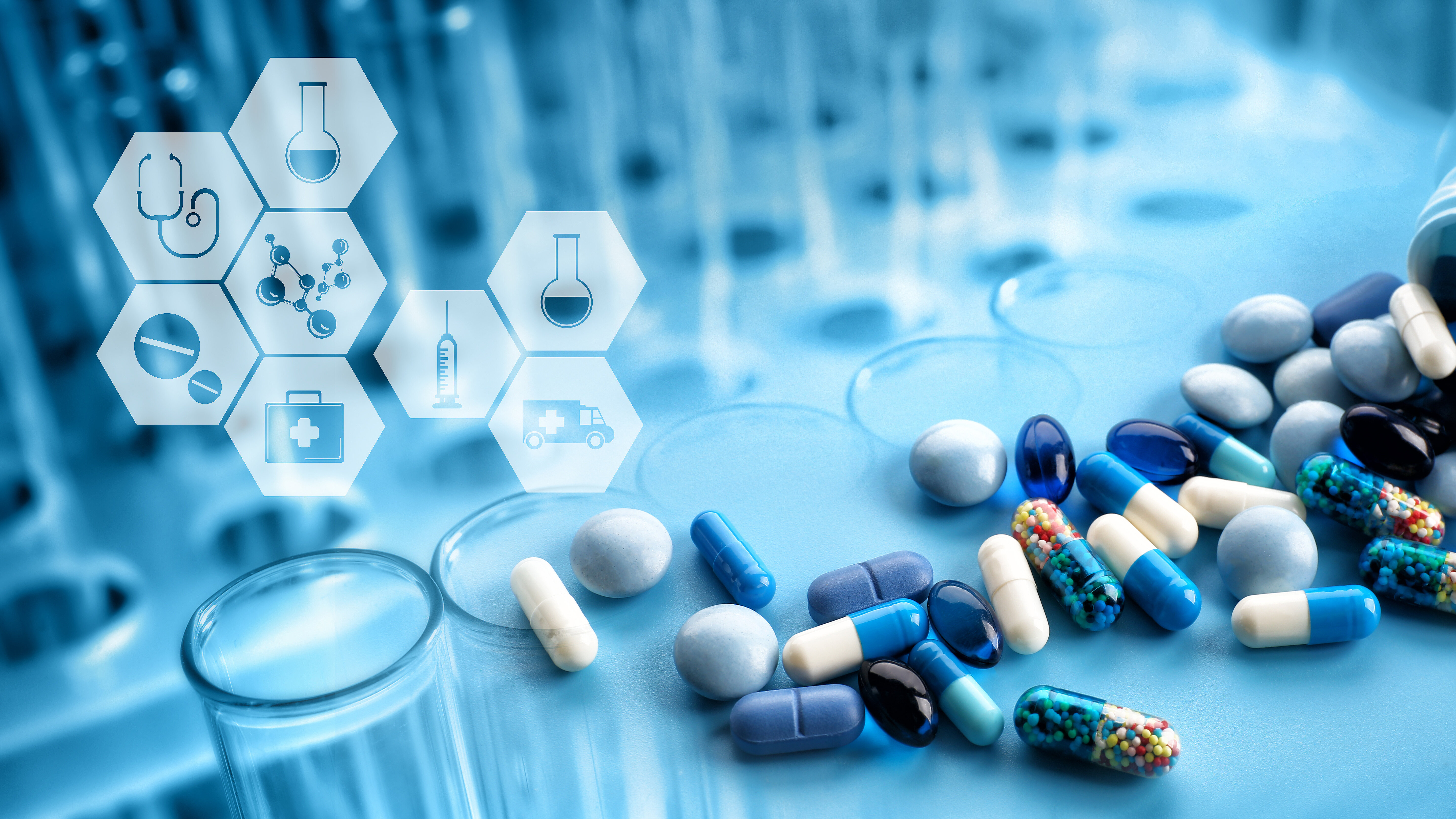 Tabletten und Kapseln in einer Laborumgebung mit medizinischen Symbolen.
