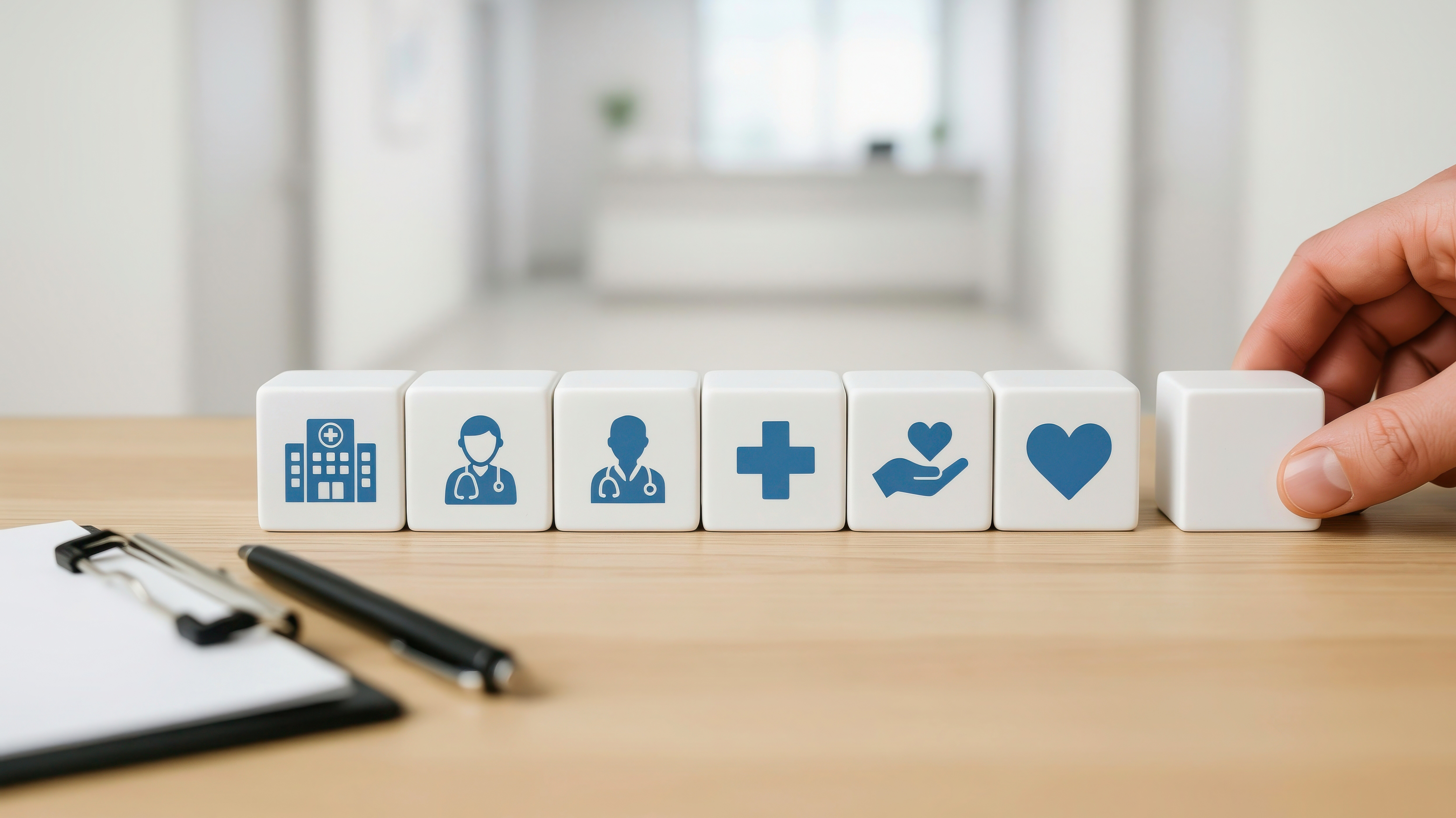 Grafische Darstellung eines mehrstufigen Prozesses im Gesundheitswesen. Verbundene Symbole zeigen die Schritte von der Dokumentenanalyse über Patientendaten und Bewertungsverfahren bis hin zu Gesundheitsleistungen und einer abschließenden Bestätigung mit Häkchen. Die Illustration symbolisiert strukturierte Entscheidungsprozesse, Qualitätsbewertung und die Validierung von Maßnahmen im Gesundheitswesen.